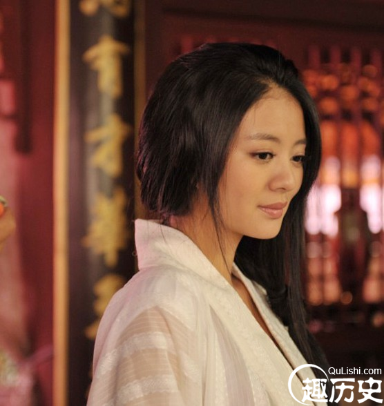 美成,生得风雅绝伦,博涉百家,且能按谱制曲,所作乐府长短句,词韵清蔚