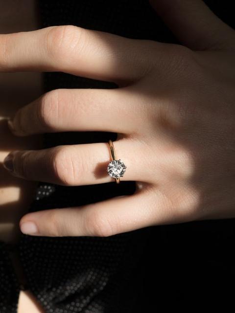 戒指带在不同手指上，分别有什么含义？

手指上佩戴的戒指，其位置和含义有所不同。以下是它们的常见含义：

1. 无名指：戒指带在左手无名指上通常代表婚姻和婚姻关系，称为“结婚戒指”。带在右手无名指上可能象征着个人的情感状态，比如单身或已订婚。

2. 中指：中指上戴戒指是一种时尚和装饰品的表达。它可以代表个人的风格和个性。

3. 食指：食指上的戒指通常代表权力、地位和成就。它可以是婚戒、家族戒指或象征着个人的职业地位。

4. 大拇指：大拇指上的戒指常表示与个人意志和独立力量相关的特质。在某些文化中，大
