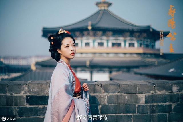 四位星座女，聰慧美麗，擁有勃勃的野心，追求非凡