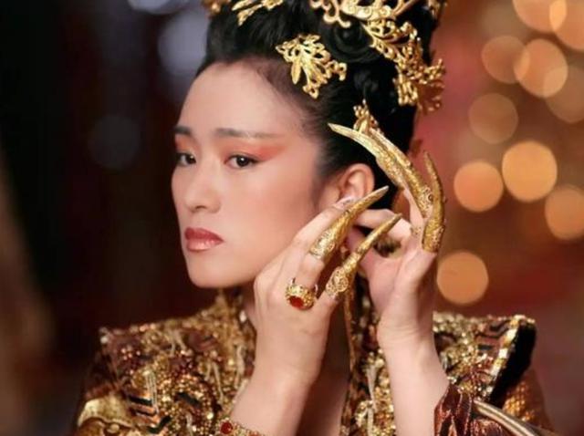 慈禧的操纵朝政导致清朝灭亡，这些罪行和她的行为相媲美