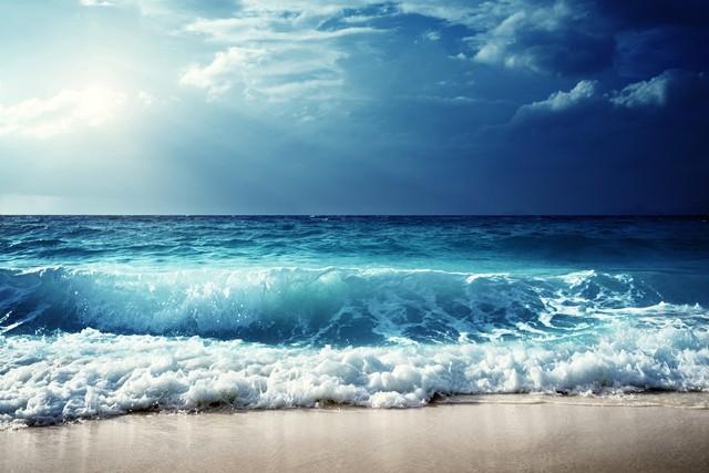 夜晚海边游泳梦境：探讨大浪及呼吸困难的象征意义