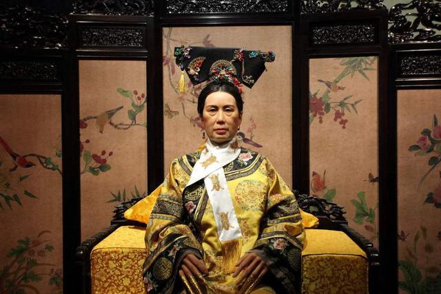 清朝末年,从慈禧的出身和经历来看,其参政背景的特点是什么?
更深入地了解一下慈禧的参政背景。