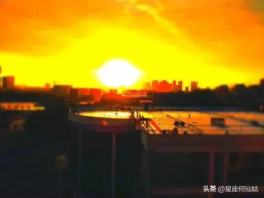 水瓶座和雙子座對你的喜歡表現:水瓶座自然,雙子座尬聊態度
