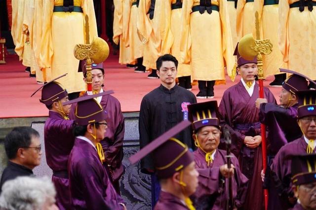 臺北孔廟舉行隆重祭孔大典，市長蔣萬安身著傳統長袍馬褂首次擔任正獻官