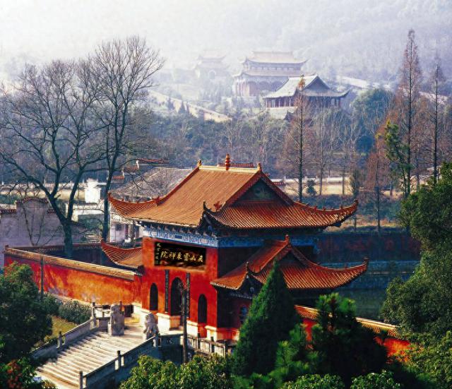 李自成雕像回归老家，意外的归宿竟是禅隐藏居？