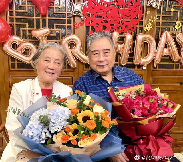 88岁电影艺术家张良生日照曝光，与80多岁的妻子庆祝，堪称“神仙眷侣”