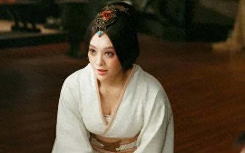 太后赵姬刚入眠,嫪毐偷偷带着侍女进密室,突然问道:“东西带来了吗?”