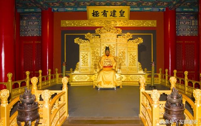 朱元璋去世后，安葬地点是明孝陵、朝天宫还是万岁山？